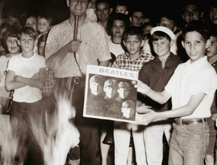 Техасцы сжигают пластинки "The Beatles"