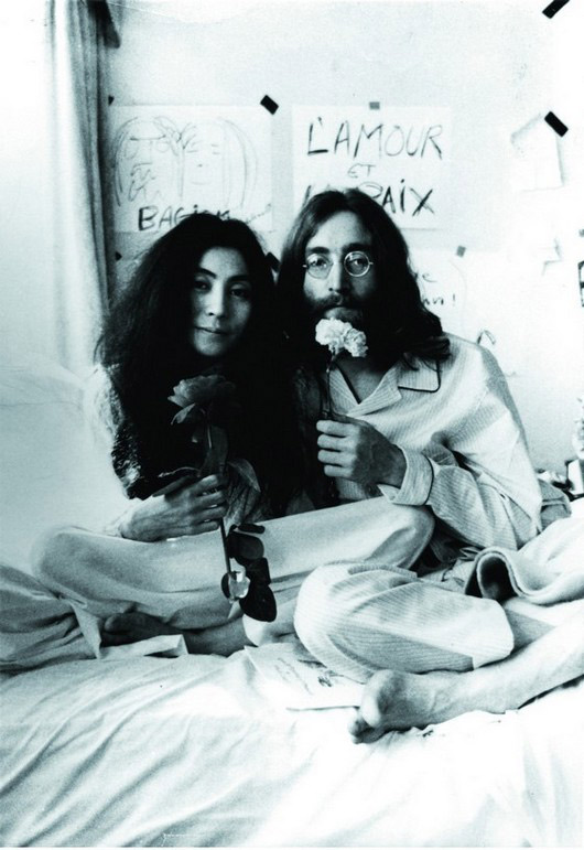 Джон Леннон и Йоко Оно во время недельной акции 