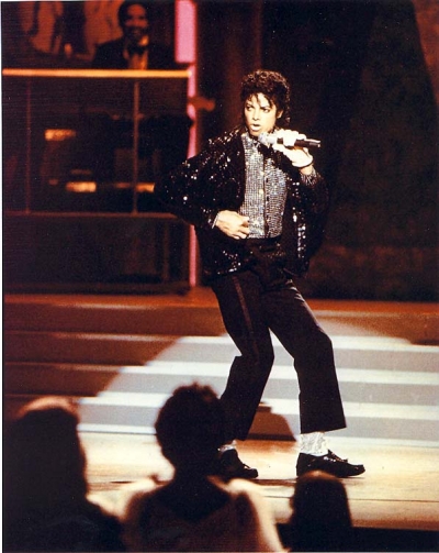 Майкл Джексон исполняет Billie Jean на 25-летии лэйбла Motown. Иллюстрация к песне Billie Jean (Билли Джин) (Michael Jackson)