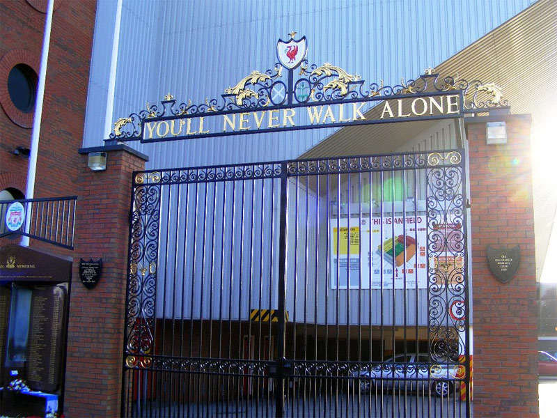 Ворота (Shankly Gate) Ливерпульского футбольного стадиона. Иллюстрация к песне Fearless (Бесстрашный) (Pink Floyd)