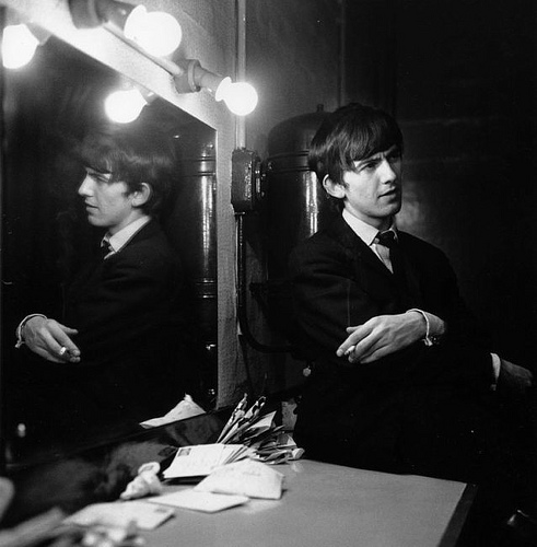 Джордж Харрисон. Фотография Jane Bown для газеты The Observer, ноябрь 1963. Иллюстрация к песне Don't Bother Me (The Beatles)