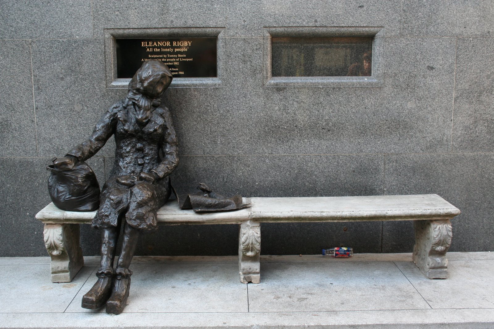 Памятник Элеанор Ригби в Ливерпуле. Иллюстрация к песне Eleanor Rigby (The Beatles)